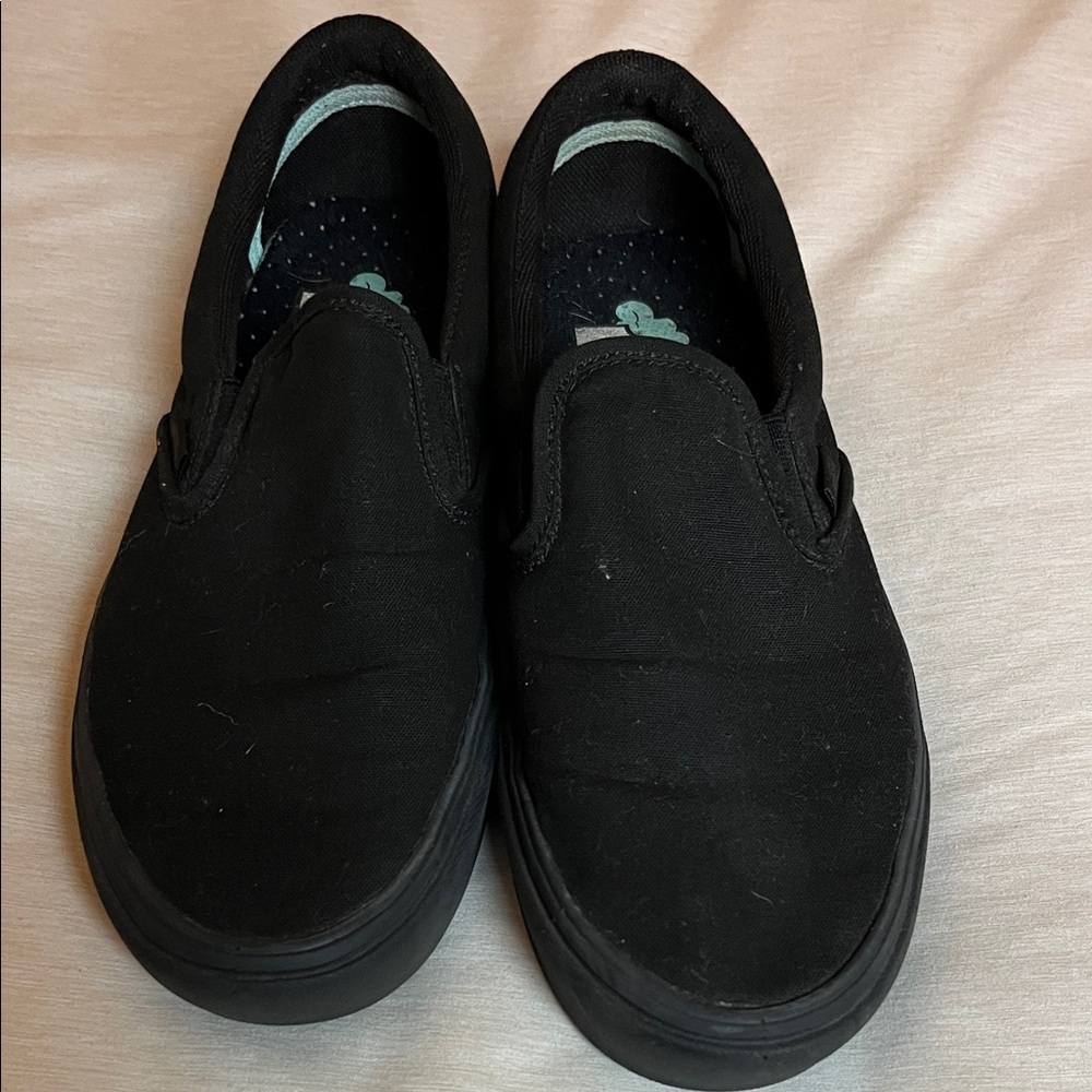 Vans Classic Slip-On – All Black Canvas Sneakers